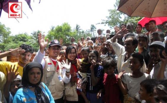 Tim Medis MER-C Dapat Pengawalan Ketat dari Tentara Myanmar - Tim_MER-C_bersama_Pengungsi_Rohingya.jpg