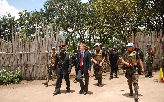 Dikawal Prajurit TNI, Dubes Inggris Senyum Simpul (Foto) - dubes_3.jpg