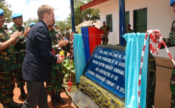 Dikawal Prajurit TNI, Dubes Inggris Senyum Simpul (Foto) - dubes_5.jpg