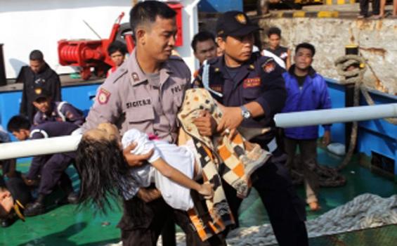 Foto Evakuasi Korban KMP Bahuga Jaya - eva2.jpg