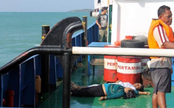 Foto Evakuasi Korban KMP Bahuga Jaya - eva4.jpg