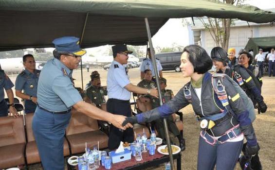 Penerjun Cantik Salaman dengan Panglima TNI (Foto) - _DSC6800.JPG