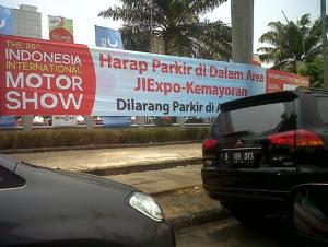Masih Banyak Pengunjung IIMS Parkir di Pinggir Jalan