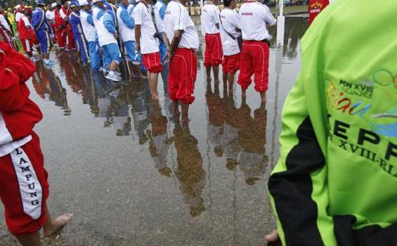 Peserta PON Gulung Celana-Copot Sepatu di Upacara (Foto) - 08092012_iman_suryanto_banjir_0106_(2).JPG