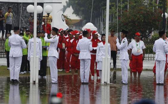 Peserta PON Gulung Celana-Copot Sepatu di Upacara (Foto) - 08092012_iman_suryanto_banjir_0106_(3).JPG