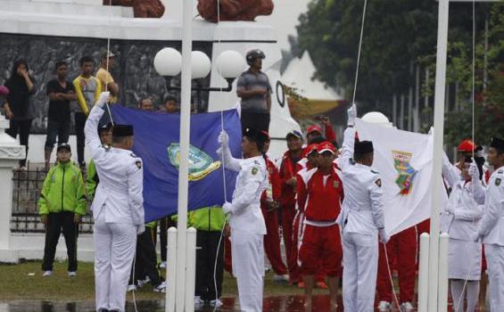 Peserta PON Gulung Celana-Copot Sepatu di Upacara (Foto) - 08092012_iman_suryanto_banjir_0106_(4).JPG