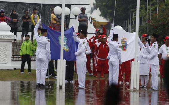 Peserta PON Gulung Celana-Copot Sepatu di Upacara (Foto) - 08092012_iman_suryanto_banjir_0106_(5).JPG