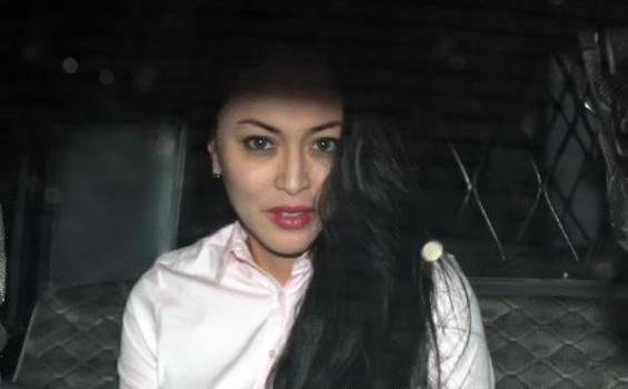 Angelina Sondakh Rambutnya Panjang, Pakai Baju Putih, Kok KayaK? - 20131_14_202866p1.JPG
