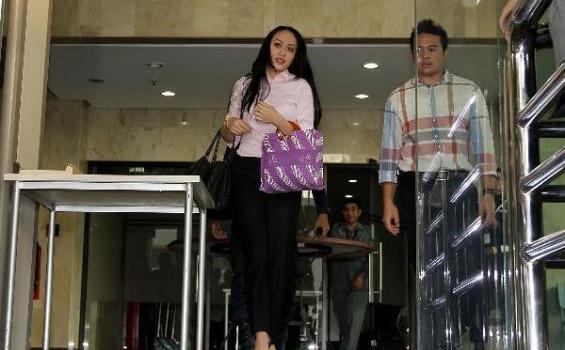 Angelina Sondakh Rambutnya Panjang, Pakai Baju Putih, Kok KayaK? - 20131_14_202870p2.JPG