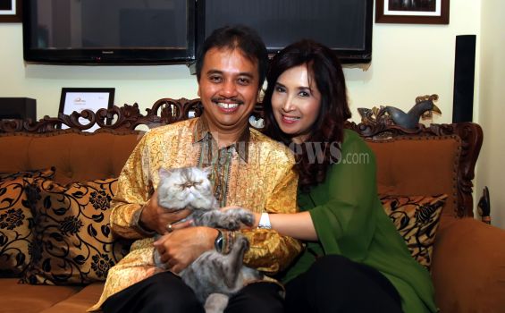FOTO-FOTO: Eksklusif Roy Suryo Bersama Istrinya Ismarindayani Priyanti - 20130115_Roy_Suryo_dan_Ismarindayani_Priyanti_84352.jpg