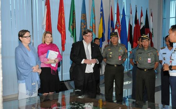 Wajah Serius Delegasi Perempuan asal Finlandia Saat Bertemu TNI (Foto) - DSC_8282.JPG