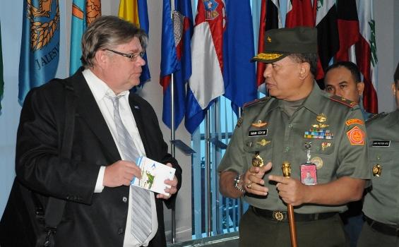 Wajah Serius Delegasi Perempuan asal Finlandia Saat Bertemu TNI (Foto) - DSC_8285.JPG