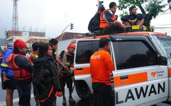 Tim Rescue Rumah Zakat Evakuasi Warga Korban Banjir Jakarta - mobil_rescue_rumah_zakat1.jpg