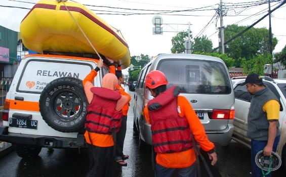 Tim Rescue Rumah Zakat Evakuasi Warga Korban Banjir Jakarta - nuaokdej_tw11.jpg