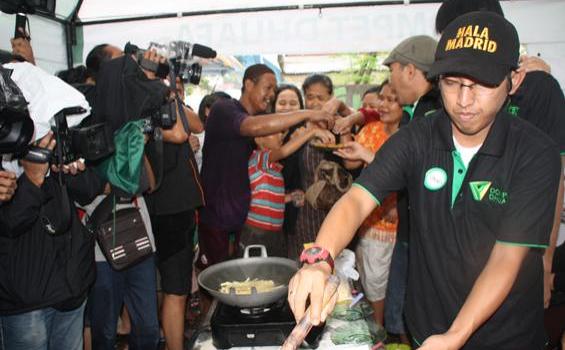 Wali Band Masak Nugget di Dapur Umum Korban Banjir - wali_masak.JPG