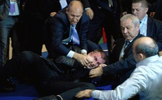 Ini Foto-Foto Politisi Bulgaria Ditembak Saat Pidato - 47.jpg