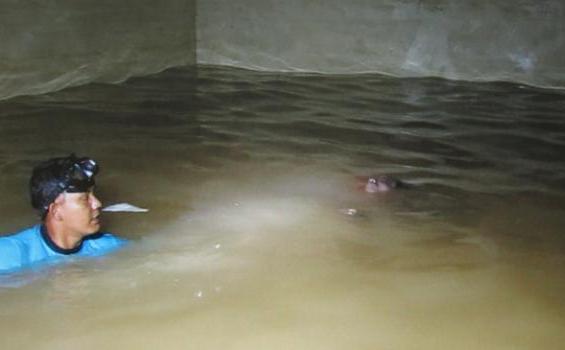 Foto-foto Sulitnya Evakuasi Korban dari Basement UOB - Penyelam_UOB.jpg