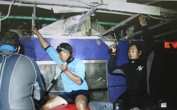 Foto-foto Sulitnya Evakuasi Korban dari Basement UOB - Penyelam_UOB_2.jpg