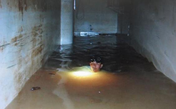 Foto-foto Sulitnya Evakuasi Korban dari Basement UOB - Penyelam_UOB_4.jpg