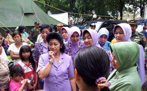 Anggota Dharma Pertiwi Pun Turun Langsung ke Lokasi Banjir (Foto) - 29.jpg