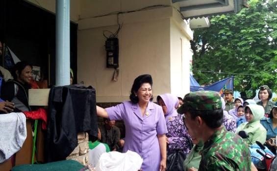 Anggota Dharma Pertiwi Pun Turun Langsung ke Lokasi Banjir (Foto) - 35.jpg