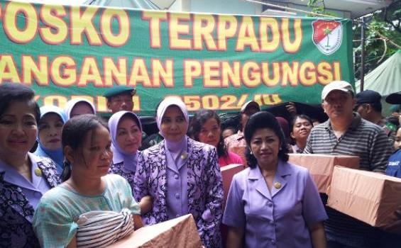 Anggota Dharma Pertiwi Pun Turun Langsung ke Lokasi Banjir (Foto) - 47.jpg
