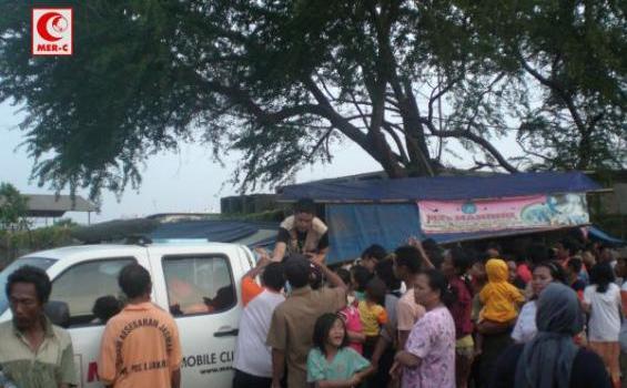 Usaha Keras Tim Medis MER-C Tembus Wilayah Banjir di Penjaringan (Foto) - Tim_MER-C_di_Muara_Penjaringan_Jakut_(1).jpg