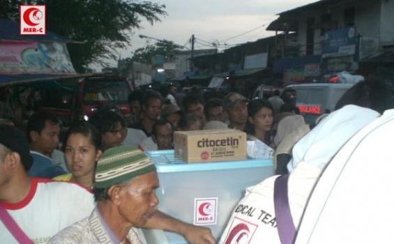 Usaha Keras Tim Medis MER-C Tembus Wilayah Banjir di Penjaringan (Foto) - Tim_MER-C_di_Muara_Penjaringan_Jakut_(2).jpg