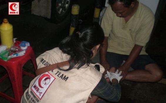Usaha Keras Tim Medis MER-C Tembus Wilayah Banjir di Penjaringan (Foto) - Tim_MER-C_di_Muara_Penjaringan_Jakut_(3).jpg