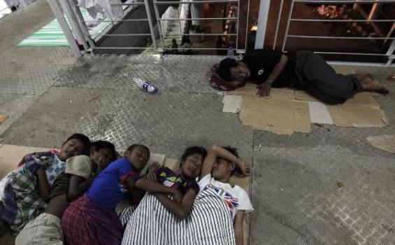 Ya Tuhan, Anak-anak Korban Banjir Ini Tidur di Halte Bus Beralas Kardus - 20131_25_205324p.JPG