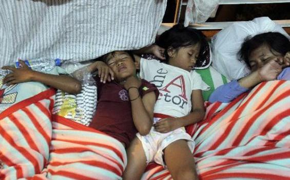 Ya Tuhan, Anak-anak Korban Banjir Ini Tidur di Halte Bus Beralas Kardus - 20131_25_205326p.JPG