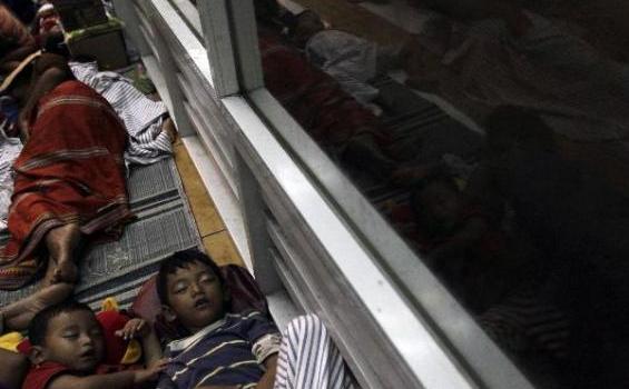 Ya Tuhan, Anak-anak Korban Banjir Ini Tidur di Halte Bus Beralas Kardus - 20131_25_205327p.JPG