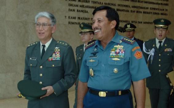 Senyum Panglima TNI untuk Kasad Jepang General Eiji Kimizuka (Foto) - 115.jpg