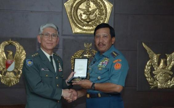 Senyum Panglima TNI untuk Kasad Jepang General Eiji Kimizuka (Foto) - 210.jpg