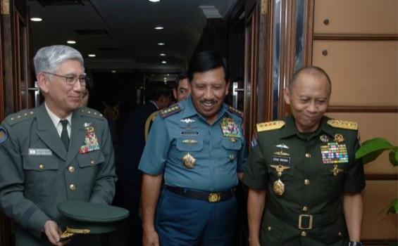 Senyum Panglima TNI untuk Kasad Jepang General Eiji Kimizuka (Foto) - 36.jpg