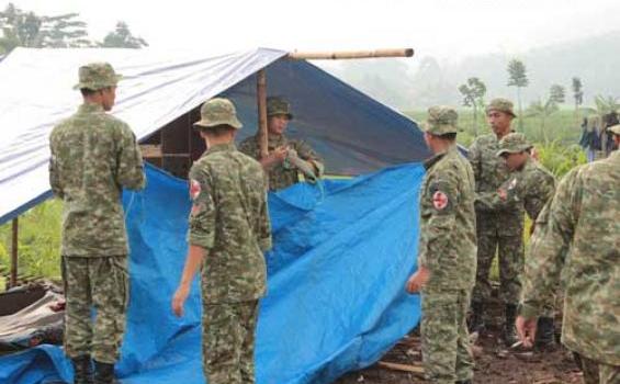 Lihat Sikap Mulia Prajurit TNI Bantu Korban Puting Beliung (Foto) - yoniflinud330-putingbeliung-web.jpg