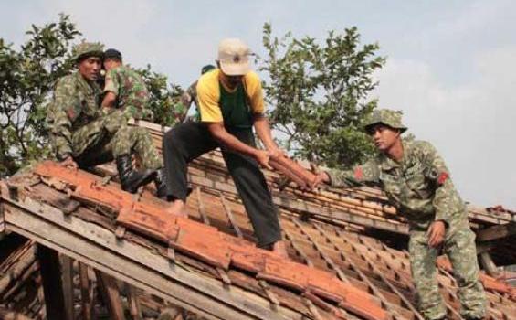 Lihat Sikap Mulia Prajurit TNI Bantu Korban Puting Beliung (Foto) - yoniflinud330-putingbeliung.jpg