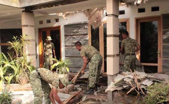 Lihat Sikap Mulia Prajurit TNI Bantu Korban Puting Beliung (Foto) - yoniflinud330-putingbeliung2-web.jpg