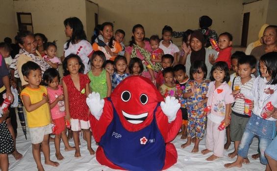 Asyik, Ada Boneka Lucu PMI Hibur Anak-anak di Penjaringan (Foto) - DSC_0805.JPG