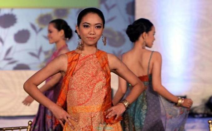 FOTO: Cewek-cewek Ini Tambah Cantik dan Anggun Pakai Batik  - 249313p.JPG