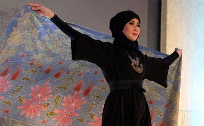 FOTO: Cewek-cewek Ini Tambah Cantik dan Anggun Pakai Batik  - 249321p.JPG