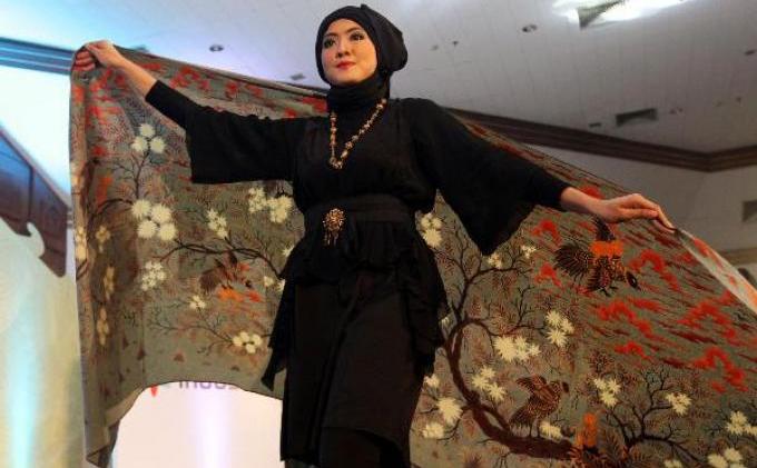 FOTO: Cewek-cewek Ini Tambah Cantik dan Anggun Pakai Batik  - 249323p.JPG
