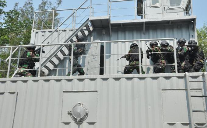 Foto Simulasi Latihan Prajurit TNI di KRI Pattimura-371 - 0410_tup_lat_peningkatan_prof_1.jpg