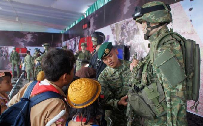 Tentara Kostrad nan Cantik Tampak di Pameran Alutsista di Monas - kostrad_pameran_4-10-13.jpg