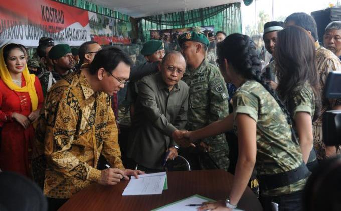 Tentara Kostrad nan Cantik Tampak di Pameran Alutsista di Monas - kostrad_pameran_4-10-13_(2).jpg