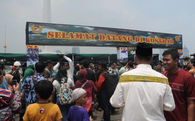 Tentara Kostrad nan Cantik Tampak di Pameran Alutsista di Monas - kostrad_pameran_4-10-13_(3).jpg