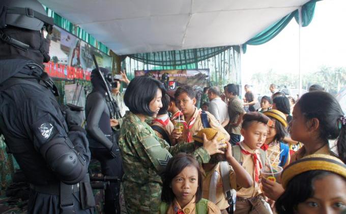 Tentara Kostrad nan Cantik Tampak di Pameran Alutsista di Monas - kostrad_pameran_4-10-13_(4).jpg