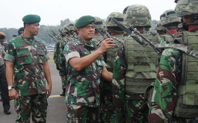 Tentara Kostrad nan Cantik Tampak di Pameran Alutsista di Monas - pang_cek_gladi_hut_tni_3-10-13.jpg