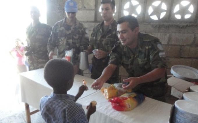 Prajurit TNI Peringati Hari Anak Sedunia di Haiti Dengan Cara Ini - bagi_ma-mi_(1).JPG