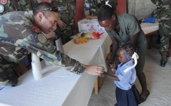 Prajurit TNI Peringati Hari Anak Sedunia di Haiti Dengan Cara Ini - bagi_ma-mi_(2).JPG